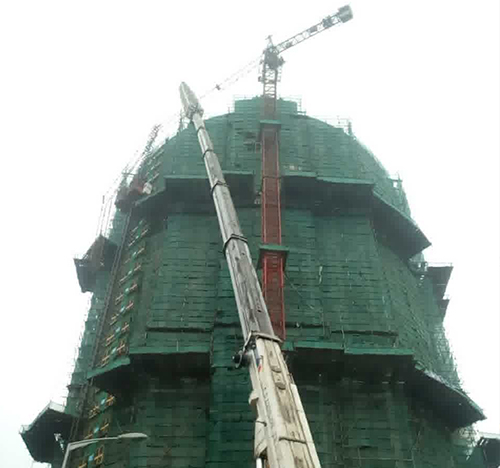 张北吊车在工地上作业